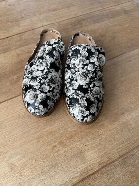 Women’s Floral Slip-On Mules in Black and White
